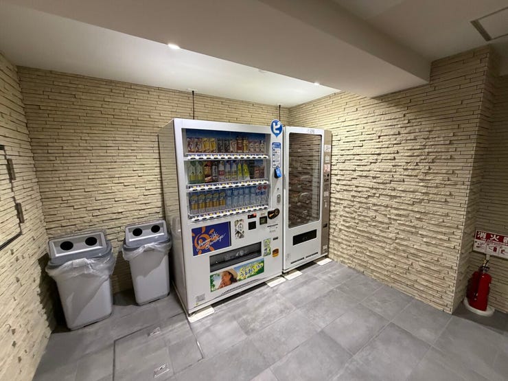 マンション共用部には自動販売機も設置。ちょっとした飲み物を購入したい時にも便利です♪