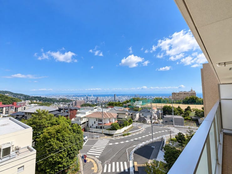 6階から広がる開放的な眺望。六甲山手ならではの高台の景色と、神戸の街並みを一望できる贅沢なロケーションです