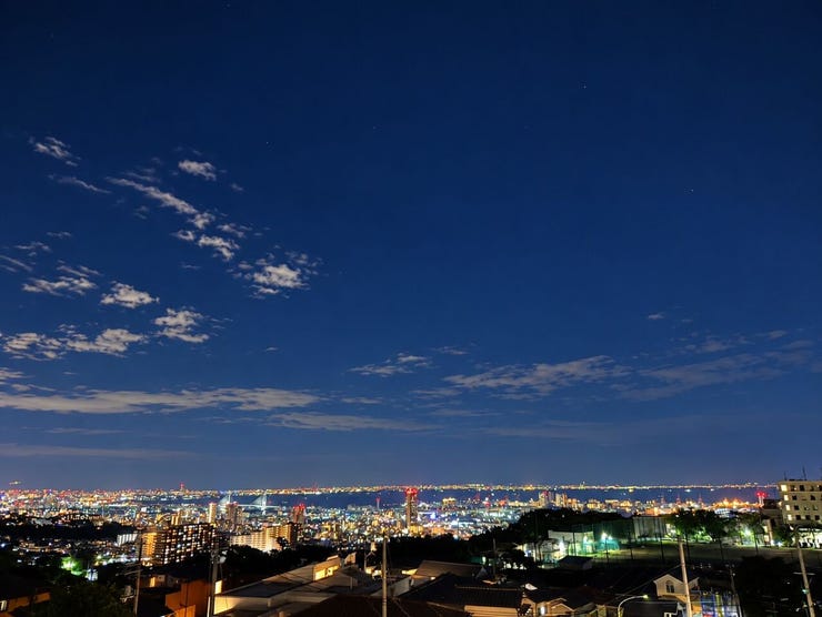 空と街の煌めきが広がるパノラマビュー。バルコニーから眺める美しい夜景も、この住戸ならではの大きな魅力です♪