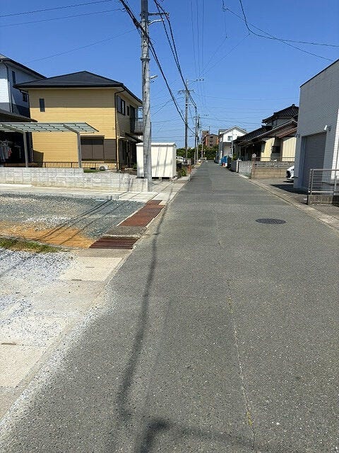 【Front road】
前面道路は見通しのよい直線道路で安心♪