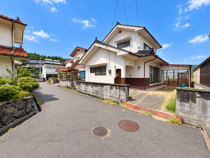 舗装された前面道路に面しており、お車の出し入れや日々の移動もスムーズに行えます。交通量も落ち着いた安心感のある周辺環境です。