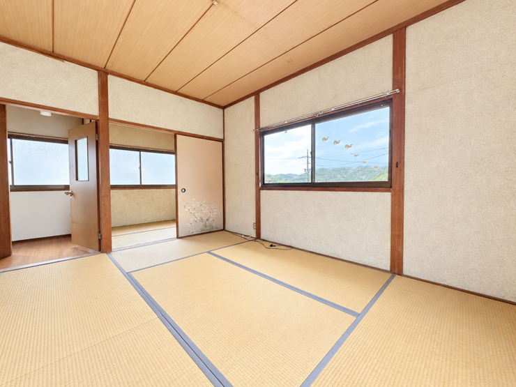 2F2面採光で明るく風通しの良い和室。押し入れなど十分な収納を備えており、居間や寝室、客間など多目的にご活用いただけます。
