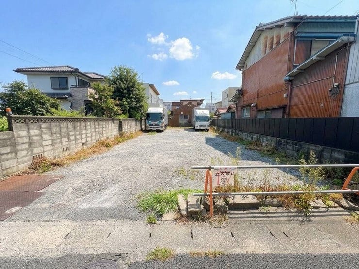 ◇現地写真◇
間口は約10mとゆとりがあることで間取りの自由も利き、多彩なプランに対応可能です。中庭がある家や、二世帯住宅、平屋のお家など、ライフスタイルに合わせた設計が叶います。