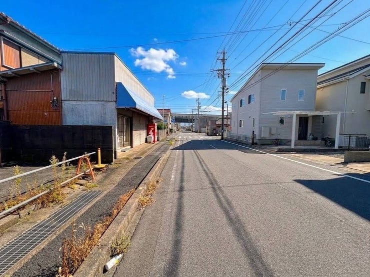 ◇前面道路◇
前面道路幅は約10mと十分な広さがあります。お車のすれ違い時も安心ですね。直線道路なので、左右の見通しも良く、駐車場への出し入れを考えてもストレスなく運転できますね。