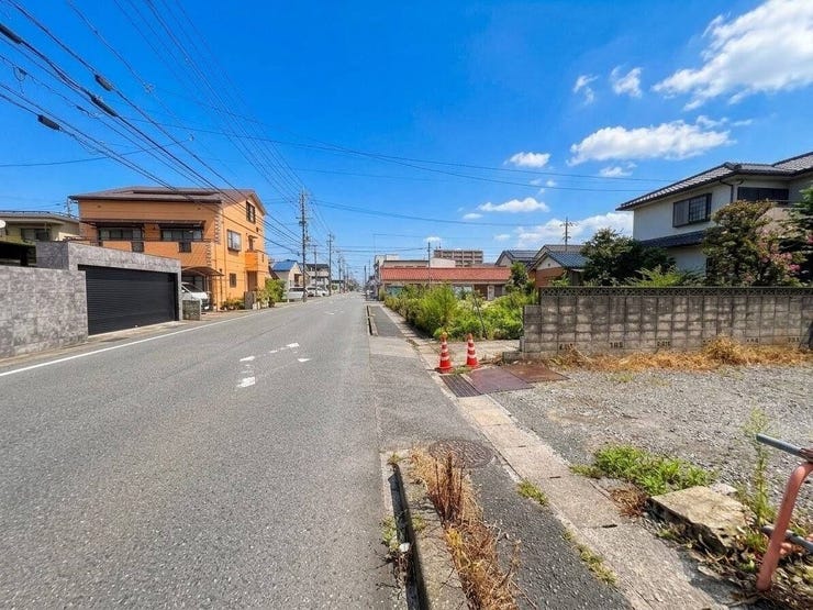 ◇前面道路◇
マイホームは、過ごす時間と共に刻々と表情を変えていく住まい、季節によってさまざまな表情を見せ、時を重ね思いを紡ぐ場所です。お客様のご希望に沿うハウスメーカーなどもご紹介可能です。