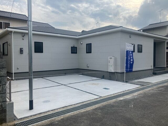 【外観】
シンプルで洗練された外観が魅力の平屋住宅。開放的な駐車スペースと落ち着いた佇まいが、幅広いライフスタイルに寄り添う住まいを印象的です。
