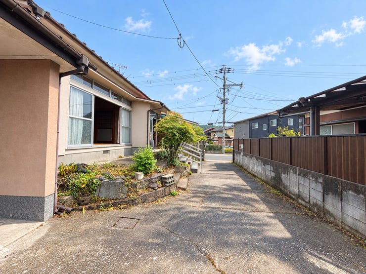 ※本画像は実際の外観写真をもとに、明るさや見やすさを調整した加工を施したイメージです。
実際の見え方とは多少異なる場合がございます。