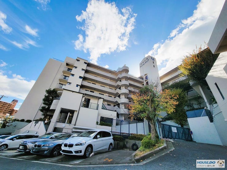 竹林に囲まれた緑豊かな住環境が魅力の物件です。エントランスはオートロック付きで安心。ペットの飼育も相談可能ですので、ぜひご検討ください♪