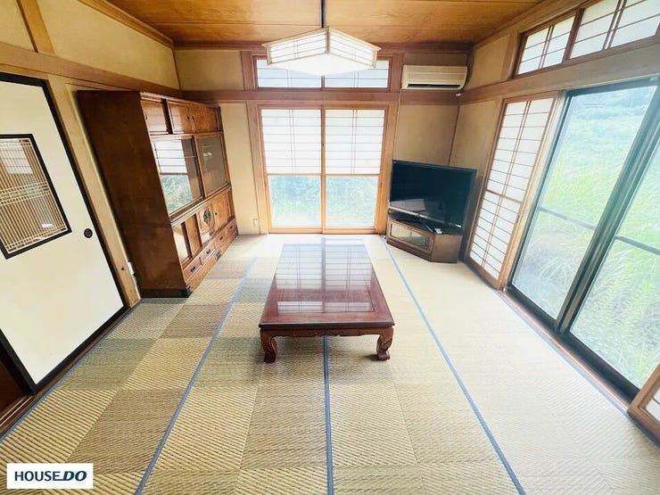 日差しが心地よく注ぐ、家族が集うくつろぎの畳リビング