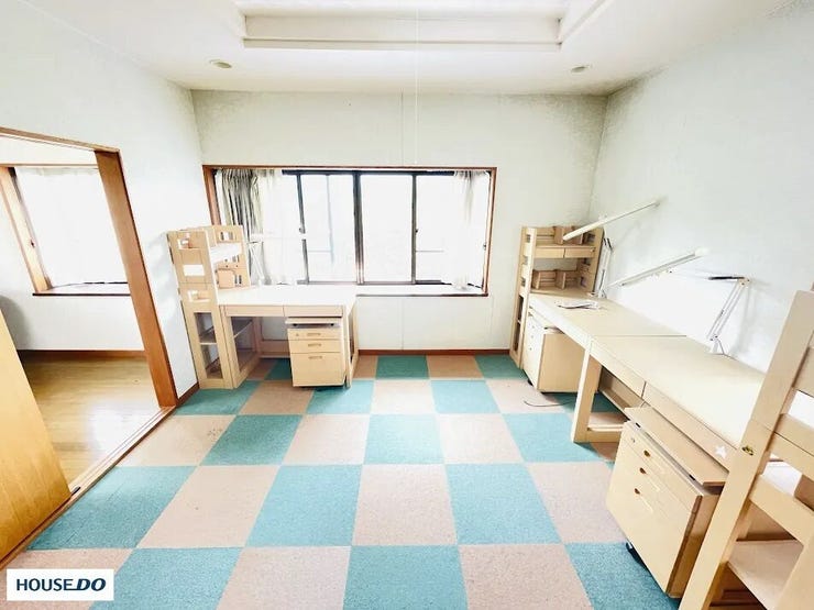 学習デスクを並べても余裕のある広さ!明るい陽光が差し込む2階洋室