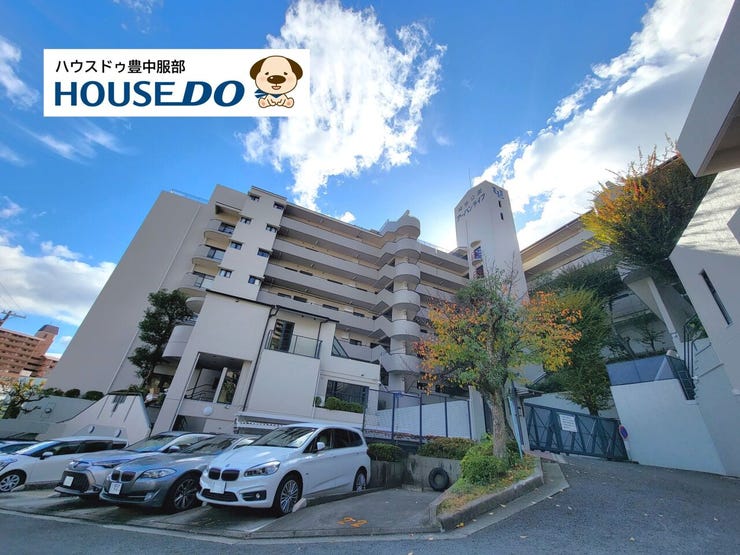 竹林に囲まれた緑豊かな住環境が魅力の物件です。エントランスはオートロック付きで安心。ペットの飼育も相談可能ですので、ぜひご検討ください♪