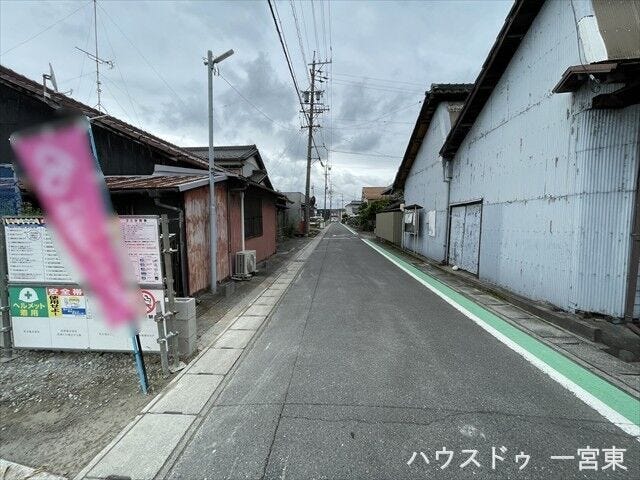 ≪西側南向き≫
車1台が余裕を持って通れる道幅です。車はスピードを控えるので事故率の軽減や歩行者も安心して通行できます。