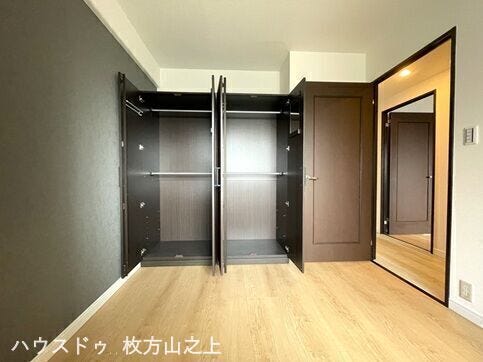 大容量クローゼット付きで収納力のある洋室