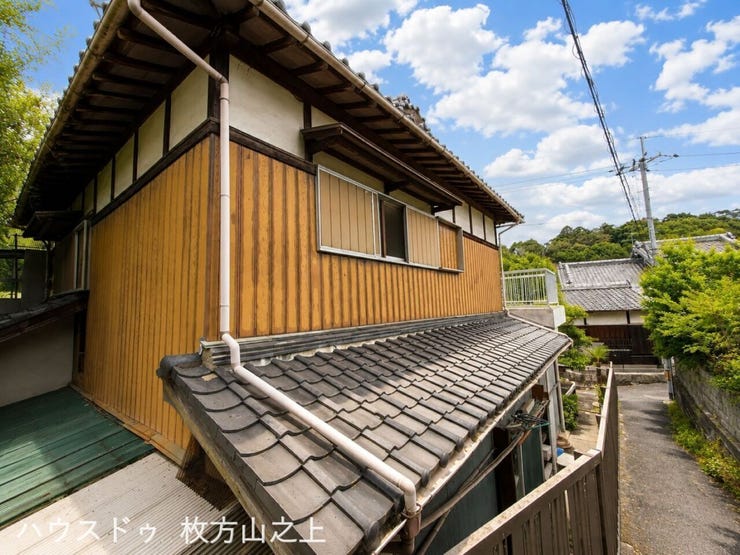 小径の風景になじむ、落ち着いた佇まい。