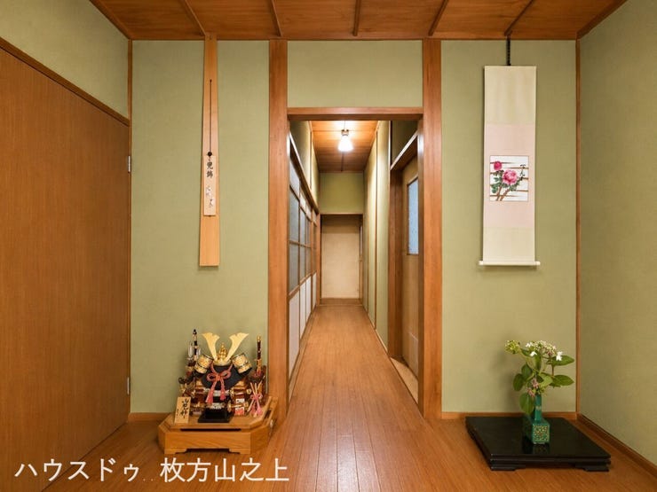 和の趣を感じる玄関ホール。