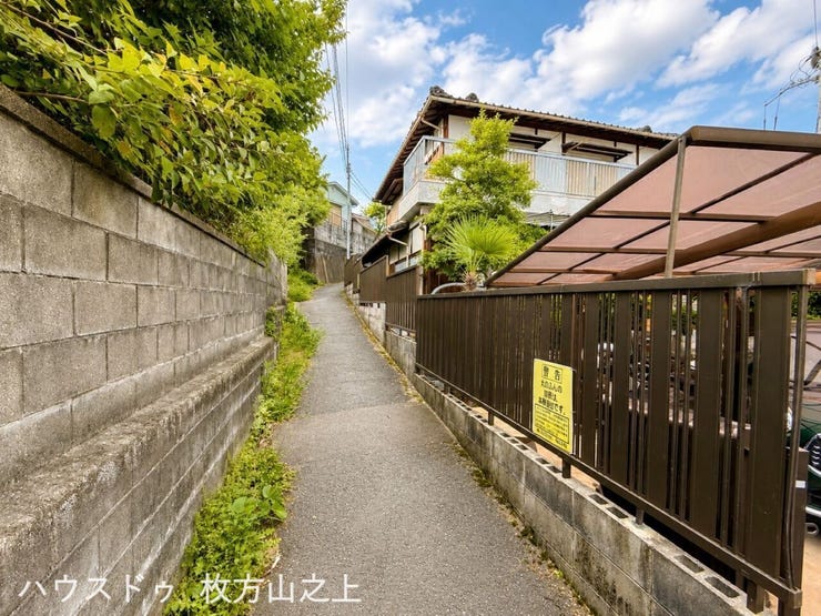 北側前面道路は静かな小径沿いに佇む古家。
