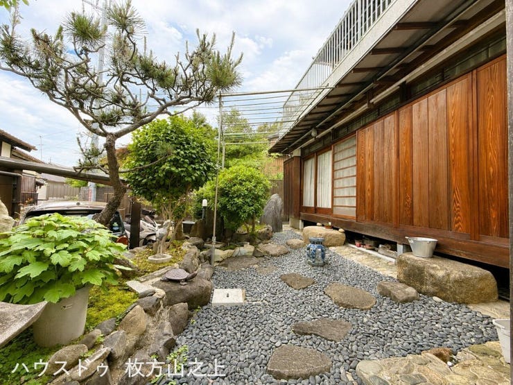 年季を重ねた「石」と「木々」が美しく調和する和風庭園。