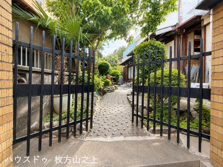 門をくぐると、どこか懐かしい空間です