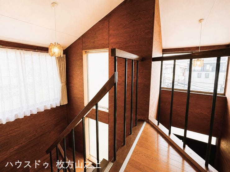 木を基調とした温かみのある2階ホール。窓が多く、自然光が差し込みます。