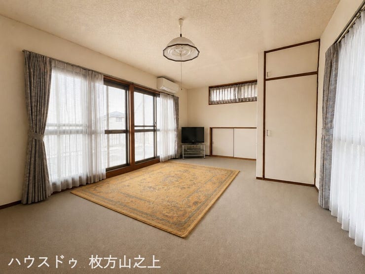 二面採光の洋室。窓が多く、明るく風通しの良さを感じられるお部屋です。
