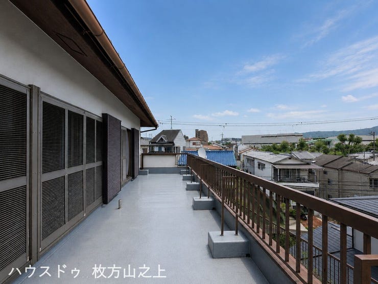 奥行きと広さを感じるバルコニー。洗濯物をまとめて干す際にも便利です。
