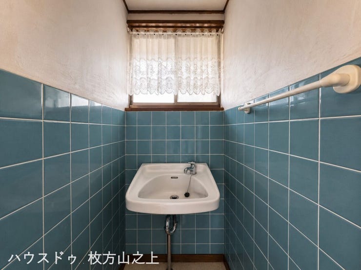窓付きの独立した洗面スペース。各階で身支度ができる便利な設備です。