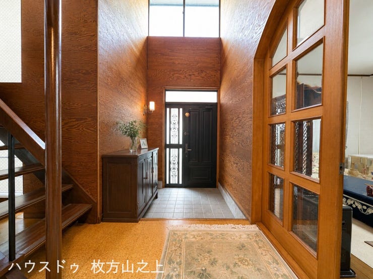 木の温もりを感じる玄関ホール。ゆとりがあり、落ち着いた雰囲気で来客を迎えます。