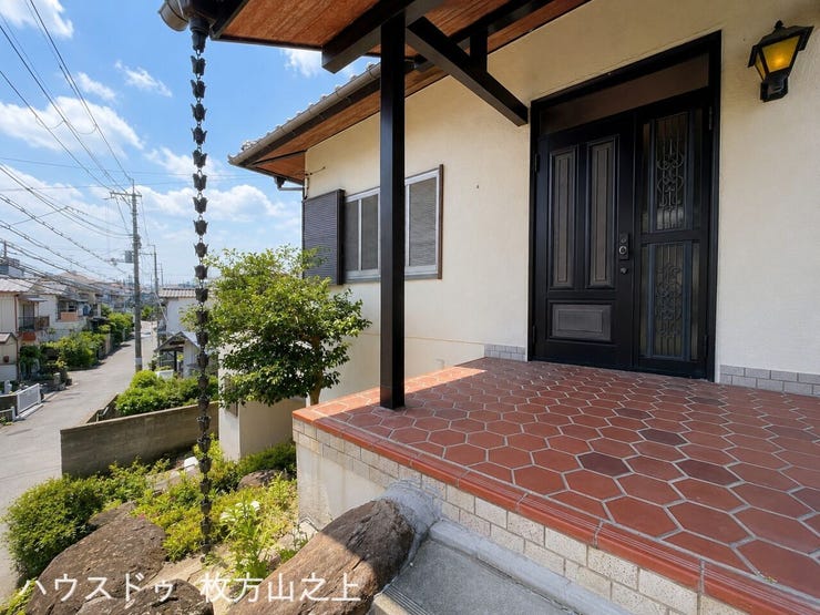 ゆったりとした玄関ポーチ。植栽の緑が感じられる落ち着いたアプローチです。