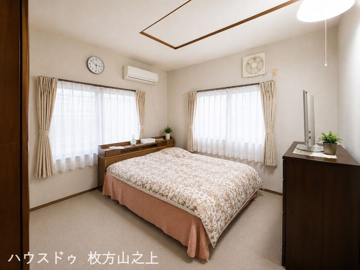 二面に窓を備えた明るい洋室。寝室としても使いやすい落ち着いた空間です。