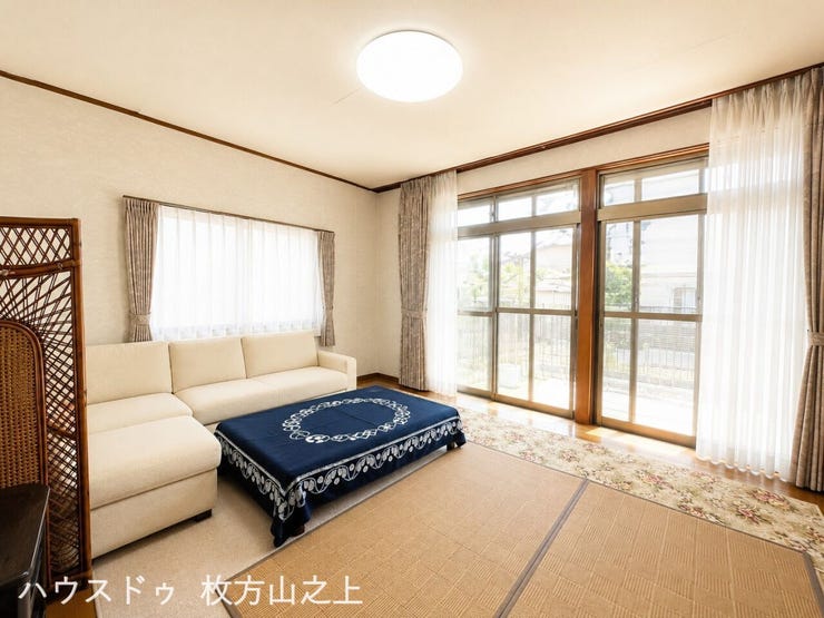 明るい陽射しが差し込むリビング。庭を眺めながらゆったりと過ごせます。