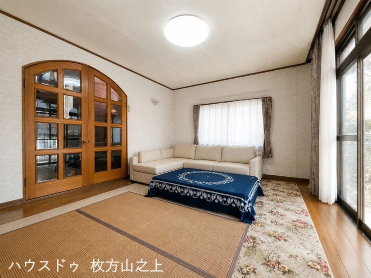和の趣を感じる落ち着いたリビング。大きな窓があり、明るさもしっかり確保されています。