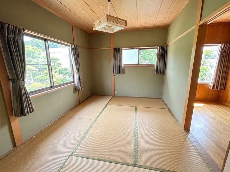 ゴロ寝も快適!家事やリラックスに最適な明るい和室