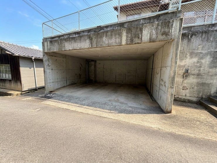 雨や直射日光から愛車を守る!安心の堀込車庫付き物件