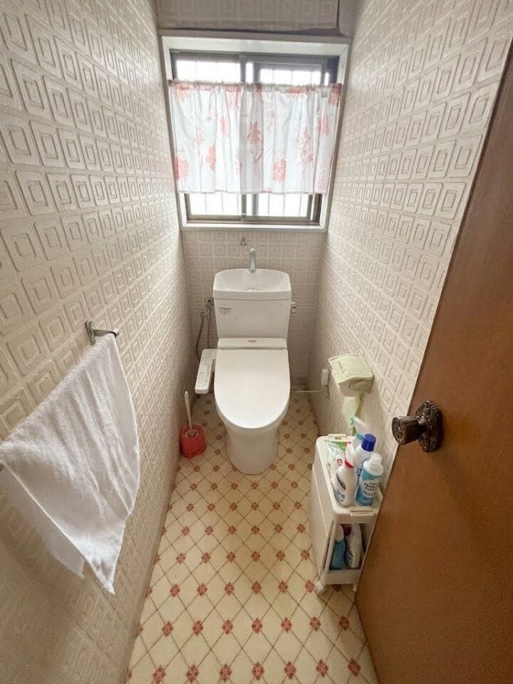 温水洗浄便座を備えたトイレ