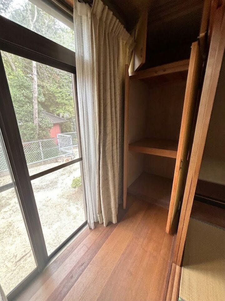 暮らしの道具をまとめて収納!明るい縁側に面した便利収納