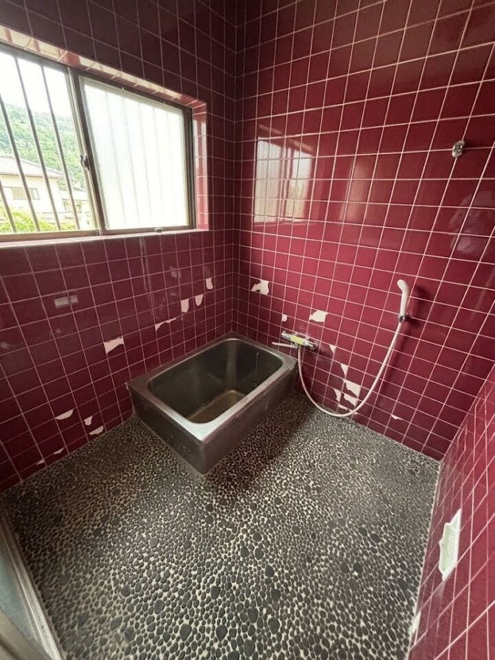 レトロな趣のあるタイル貼り!窓付きで換気もスムーズな浴室