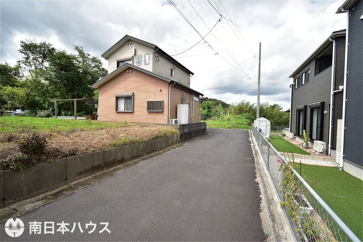 【前面道路】北向きの前面道路です!交通量の少ない静かな住環境です♪