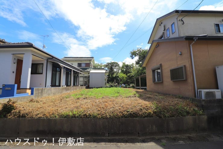 春山町 売土地 【外観写真】
敷地を斜めから撮影した写真です。奥行きや形状が確認でき、理想の間取りや外観イメージを膨らませやすい環境です。