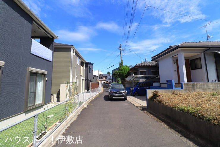 春山町 売土地 【前面道路】
敷地前面の道路状況です。舗装された道路で、車の出し入れも落ち着いて行える閑静な環境です。