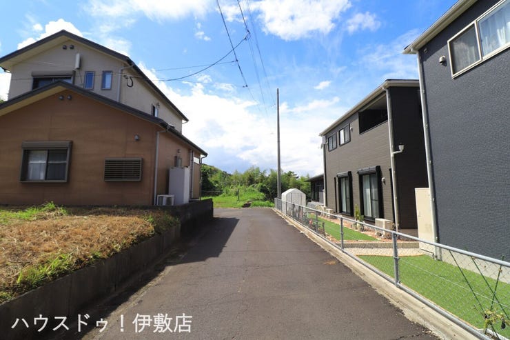 春山町 売土地 【前面道路】
前面道路を別角度から見た様子です。近隣は整備された住宅が建ち並び、穏やかで生活しやすい雰囲気が漂います。