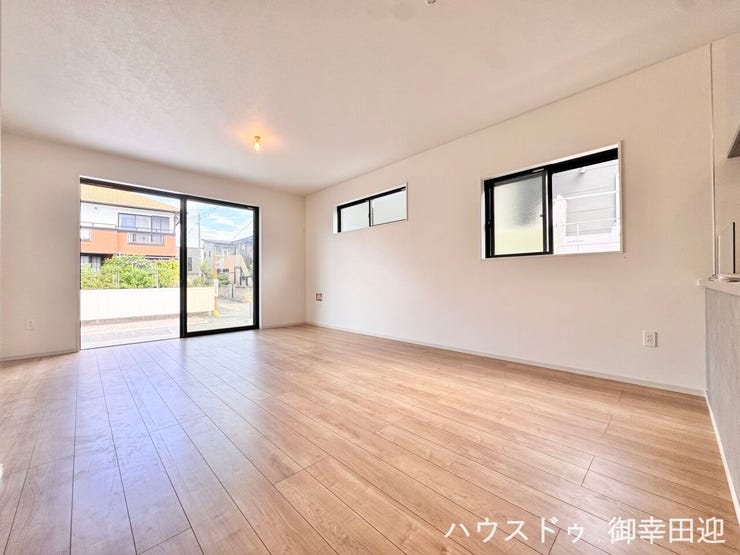 ■安らぎと笑顔の中心地■陽光が優しく降り注ぎ、会話が自然と弾む。ここでは、毎日が特別な時間へと変わります。