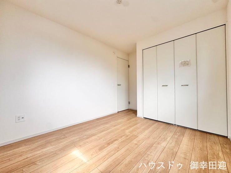■2階5.2帖洋室■寝室、書斎、趣味の部屋。家族の成長やライフスタイルに合わせ、様々な使い方ができる快適な空間です。