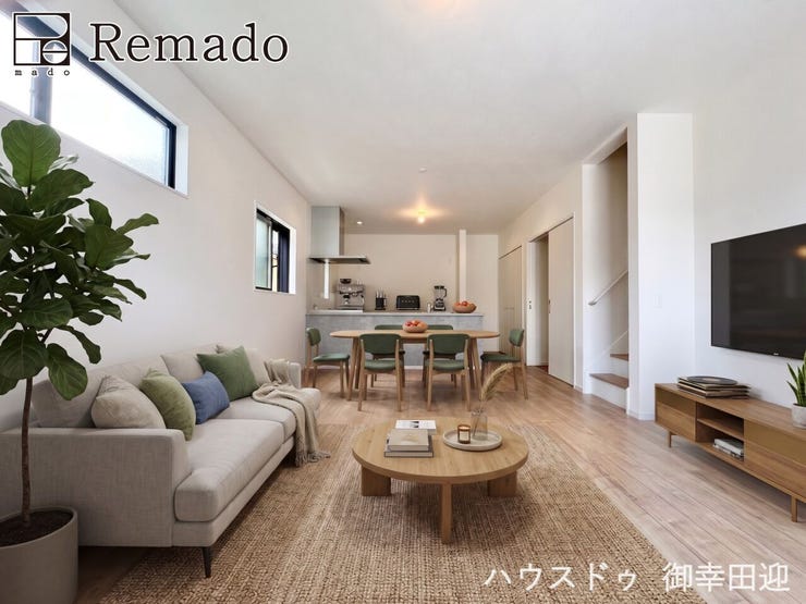 【リビング】
■家族の笑顔が集う中心地■お気に入りの家具を迎え、窓からは心地の良い光が差し込みます。※CGで家具を配置しています。