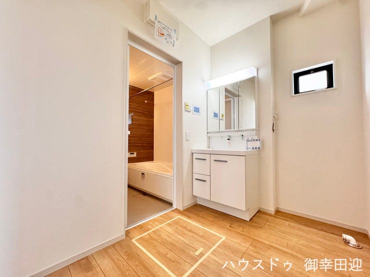 ■清々しいリフレッシュ空間■自分を磨き、気持ちを切り替える。心地よい光が差し込むプライベートスペース。