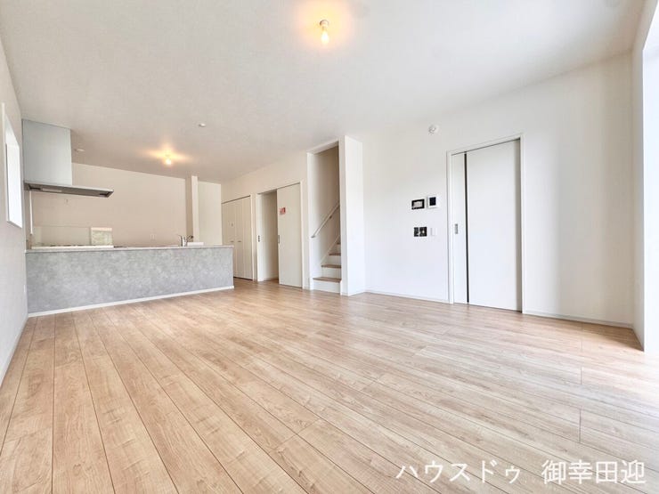 ■安らぎと笑顔の中心地■陽光が優しく降り注ぎ、会話が自然と弾む。ここでは、毎日が特別な時間へと変わります。