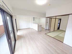 和室とつながる広々リビング。キッチンから家族のくつろぐ姿が見渡せる、あたたかな住空間です
