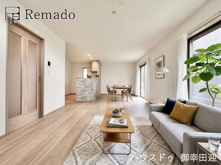 【リビング】
■家族の笑顔が集う中心地■お気に入りの家具を迎え、窓からは心地の良い光が差し込みます。※CGで家具を配置しています。