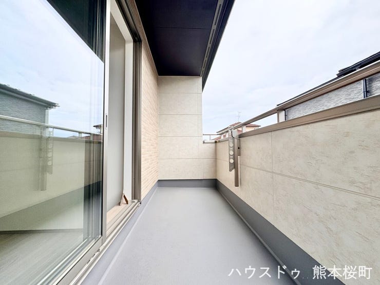■空の下の開放的な特等席■日光浴や読書、外の空気を感じながらリフレッシュ。暮らしを豊かにする、もう一つの心地よい空間です。