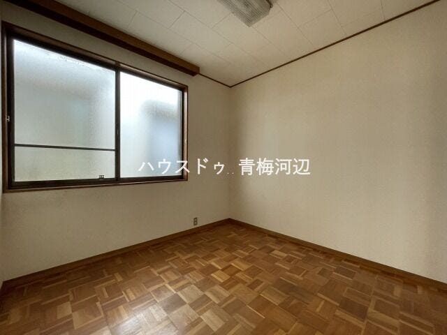 4.5帖洋室:大きめの窓があるので日中は電気をつけなくても明るいお部屋になっております。