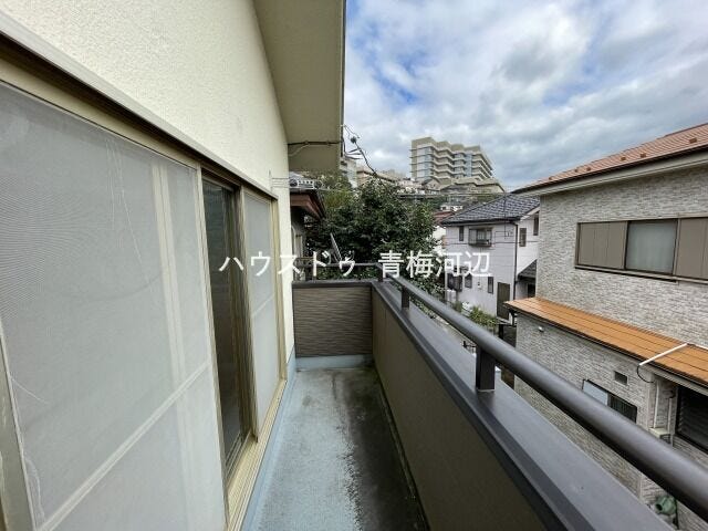 バルコニー:明るく日当たり良好なバルコニーです。気持ちよくお洗濯を干せそうです。